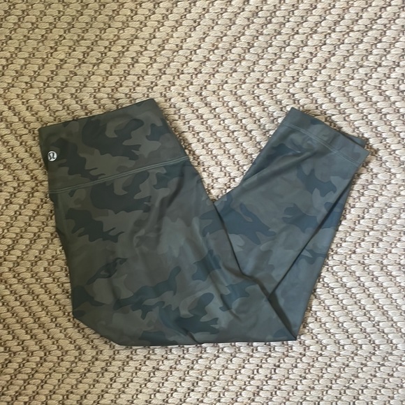 Lululemon  -  Wunder Under Crop High-Rise - Camo - 6 - Picture 4 of 13